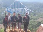 Suasana puncak gunung "S" di Kutai Barat sempat menjadi pilihan masyarakat untuk mengisi hari libur mereka. Foto : BorneoFlash.com/ Lilis Suryani.