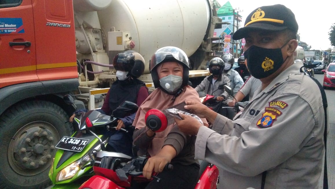 Dalam Upaya Memutus Mata Rantai Penyebaran Covid-19 di Balikpapan, Polsek Balikpapan Utara Bagikan Ratusan Masker