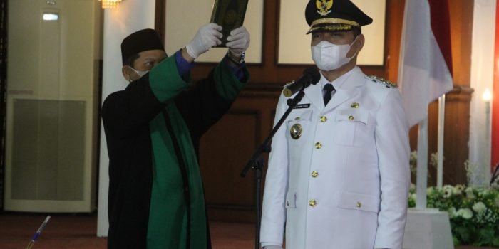 Bupati Paser dr. Fahmi Fadli saat mengikuti proses Pelantikan di Pendopo Kabupaten oleh Gubernur Kaltim Isran Noor melalui virtual. Foto : BorneoFlash.com/ Fitriani.