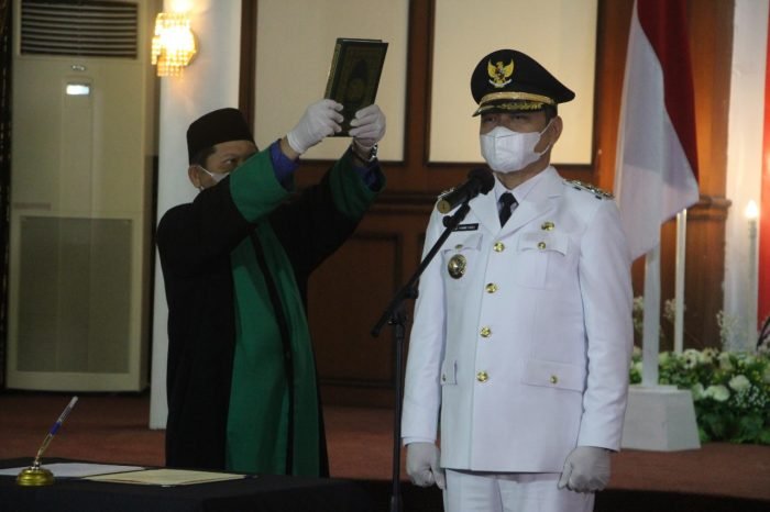 Bupati Paser dr. Fahmi Fadli saat mengikuti proses Pelantikan di Pendopo Kabupaten oleh Gubernur Kaltim Isran Noor melalui virtual. Foto : BorneoFlash.com/ Fitriani.