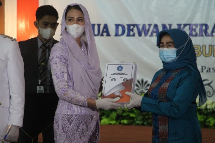 Ketua Pemberdayaan dan Kesejahteraan Keluarga (PKK) Kabupaten Paser Shinta Rosma Yanti, saat ikuti proses pelantikan di Pendopo Bupati Kabupaten Paser secara virtual.