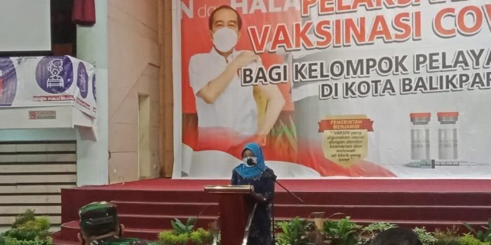 Kepala Dinas Kesehatan (Dinkes)  Kota Balikpapan Andi Sri Juliarty, menyampaikan sambutan dalam kegiatan vaksinasi Covid-19 bagi petugas pelayanan publik di Gedung BSCC Dome Sabtu (27/2/2021). Foto : BorneoFlash.com/ Muhammad Eko.