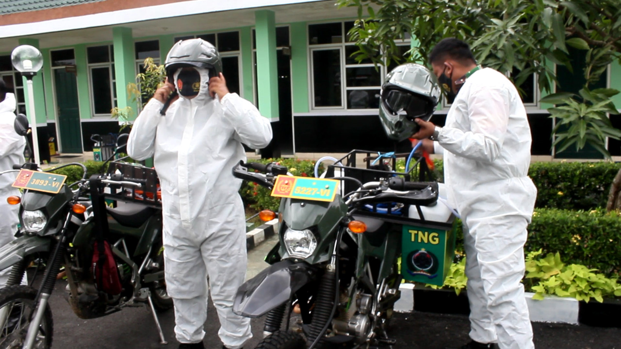 Pembuatan dan pengoperasian motor disinfektan yang berlangsung di Makodim 0904/TNG Kabupaten Paser, Kalimantan Timur.