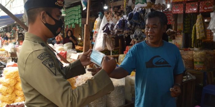 Tekan Angka Positif Covid, Brimob Gerebek Pasar Pandan Sari Balikpapan Bagikan Masker Gratis