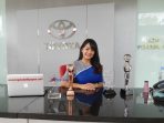 Damayanti, Sales Toyota Auto 2000 MT Haryono Balikpapan Memperlihatkan Penghargaan Yang Raih. Foto : HO.