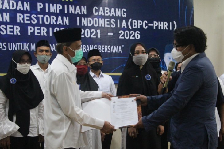 Ketua Perhimpunan Hotel dan Restoran Indonesia (PHRI) Kaltim Yusi Ananda Rusli melantik Kaharuddin (baju Putih) sebagai Ketua PHRI Cabang Paser periode 2021-2026, di Hotel Bumi Paser, Senin (8/3/2021) lalu. Foto : HO
