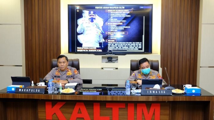 Wakapolda Kaltim Brigjen Pol Drs. Hariyanto, S.H., M.Hum., memberikan arahan kepada Pejabat Utama (PJU) Polda Kaltim terkait Program 100 hari kerja Kapolri, Peraturan Disiplin Personel Polri, hingga penanganan Covid-19, Jum’at (5/3/21).