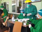 Anggota Kejaksaan Negeri Kutai Barat saat melakukan penyuntikan vaksin di Kodim 0912/KBR.