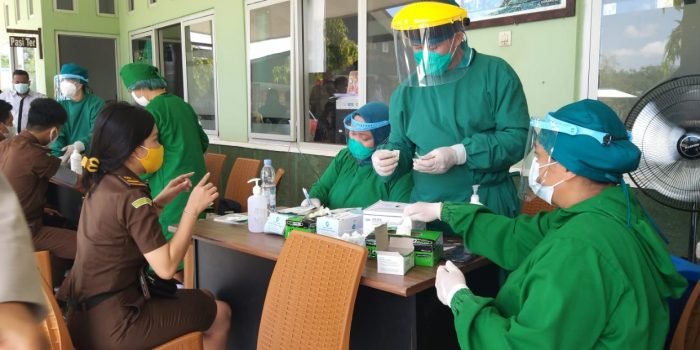 Anggota Kejaksaan Negeri Kutai Barat saat melakukan penyuntikan vaksin di Kodim 0912/KBR.