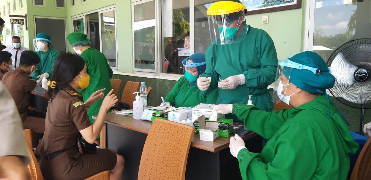 Anggota Kejaksaan Negeri Kutai Barat saat melakukan penyuntikan vaksin di Kodim 0912/KBR.