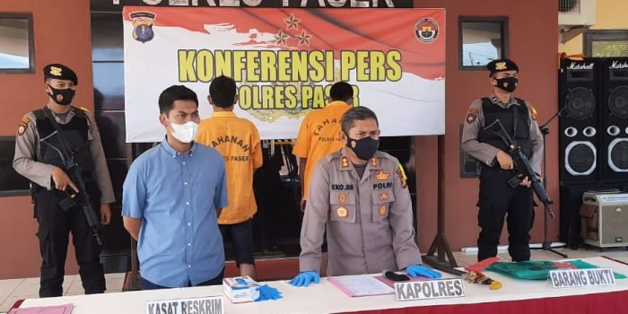 Konferensi Pers Kapolres Paser AKBP Eko Susanto didampingi Kasat Reskrim Polres Paser AKP Dedik Santoso terkait kasus pembunuhan dan percobaan pembunuhan.
