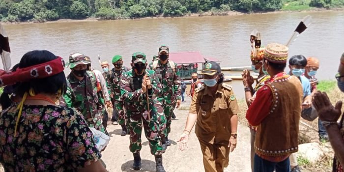 Danrem 0912/KBR Brigjen TNI Cahyo Suryo Putro bersama Dandim 0912/KBR Letkol Inf. Anang Sofyan Efendi saat meninjau lokasi sasaran TMMD di Mahakam Ulu