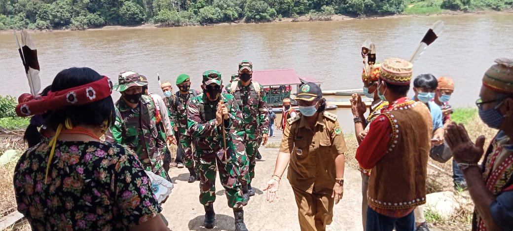 Danrem 0912/KBR Brigjen TNI Cahyo Suryo Putro bersama Dandim 0912/KBR Letkol Inf. Anang Sofyan Efendi saat meninjau lokasi sasaran TMMD di Mahakam Ulu