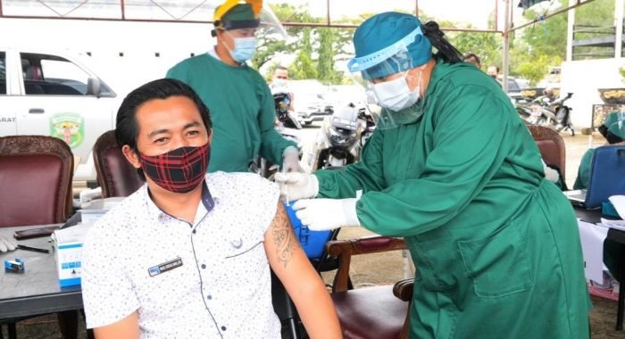 Sejumlah wartawan dari berbagai media ikut jalani vaksinasi di Alun Alun ITHO. Kota Sendawar,Kabupaten Kutai Barat. Foto : BorneoFlash.com/Lilis Suryani. Sejumlah wartawan dari berbagai media ikut jalani vaksinasi di Alun Alun ITHO. Kota Sendawar,Kabupaten Kutai Barat. Foto : BorneoFlash.com/Lilis Suryani.