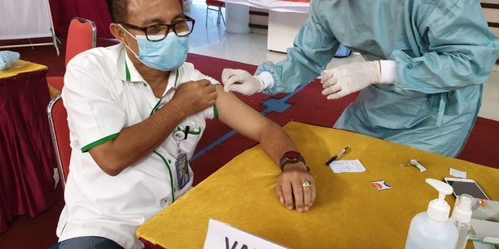 Dukung Program Vaksinasi, Karyawan BPJAMSOSTEK Kantor Cabang Balikpapan Ikuti Vaksin Tahap Pertama