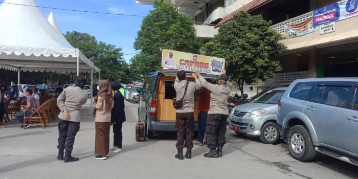 Mobil binmas yang digunakan untuk sosialisasi protokol kesehatan sembari membagikan masker dan sembako gratis kepada masyarakat yang membutuhkan
