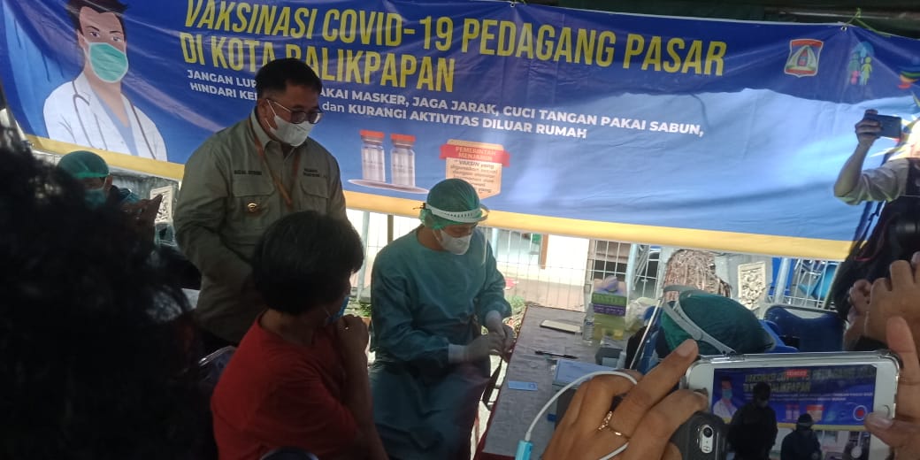 Wali Kota Balikpapan Rizal Effendi meninjau jalan nya vaksinasi di pasar Pandansari pada Jumat (3/5/2021)