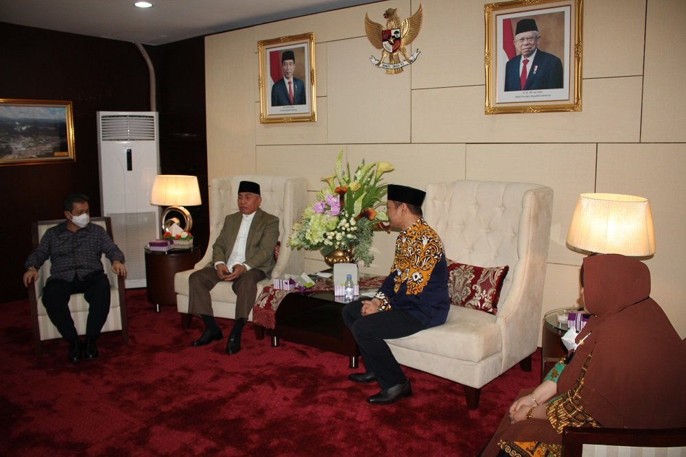 Bupati dr. Fahmi Fadli dan Wakil Bupati Paser Hj. Syarifah Masitah Assegaf jalin silaturahmi ke Gubernur Kaltim Isran Noor, sepekan setelah pelantikan.