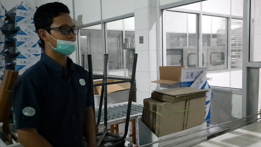 Human Resources (HR) CV Trubus Hijau Lestari Muhammad Restu saat ditemui di lokasi produksi AMDK gelas, di Pondok Pesantren Trubus Iman, Desa Padang Pengrapat, Kecamatan Tanah Grogot, Kabupaten Paser, Kalimantan Timur.