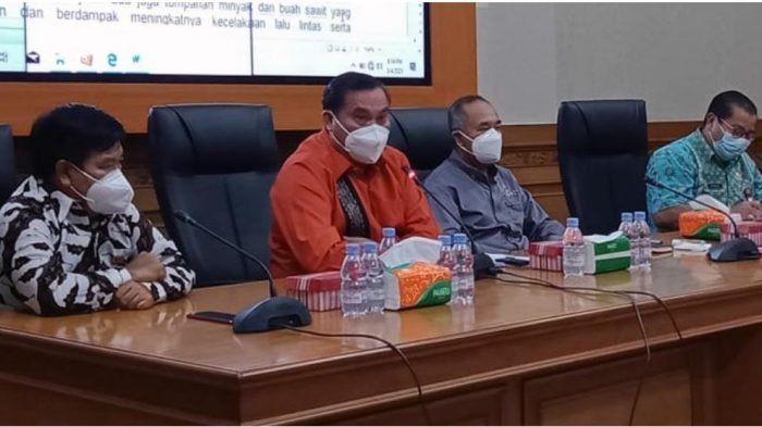 Bupati Kutai Barat, FX Yapan (Dua dari Kiri) saat pimpin rapat di gedung ATJ. Foto : BorneoFlash.com/ Lilis Suryani.