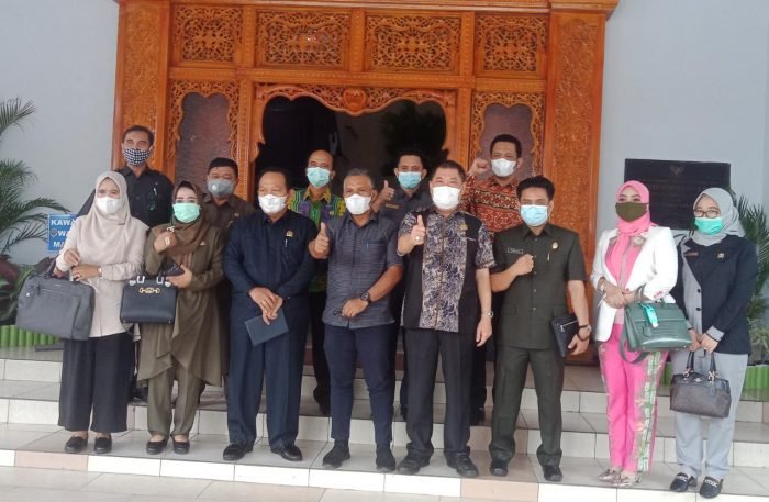 Foto Bersama DPRD Komisi I Kabupaten Tabalong dan Komisi I DPRD Balikpapan pada Selasa (9/3/2021). Foto : BorneoFlash.com/ Muhammad Eko.