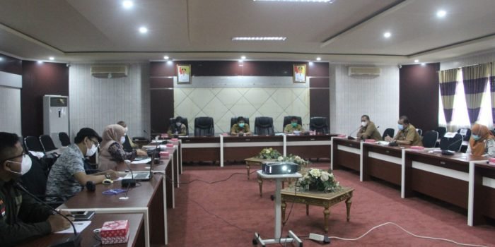 Pemkab Paser dan tim peneliti dari Fakultas Kedokteran UGM gelar pertemuan terkait diseminasi penanganan malaria, yang berlangsung di ruang Sadurengas Sekretariat Pemerintah Kabupaten Paser. Foto : BorneoFlash.com/Fitriani.