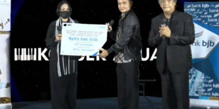 Deputi Direktur Bidang Hubungan Masyarakat dan Antar Lembaga BPJAMSOSTEK Irvansyah Utoh Banja secara simbolis menyerahkan santunan kepada nita, istri Arry Syaff selaku ahli waris dari almarhum