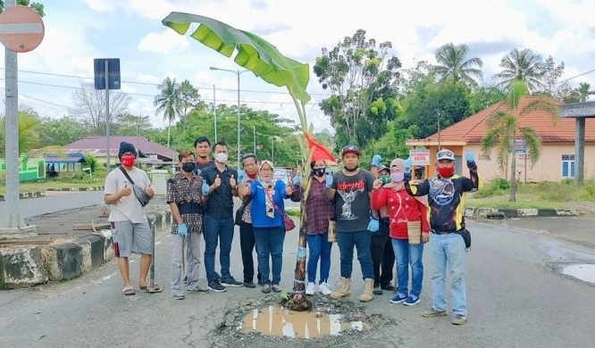 Aksi tanam pohon pisang di tengah jalan sebagai bentuk protes terhadap rusaknya jalan umum.Foto : BorneoFlash.com/Lilis Suryani.