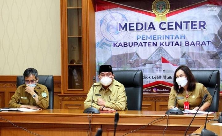 Bupati Kutai Barat, FX Yapan saat kegiatan rapat. Foto : Diskominfo Kutai Barat