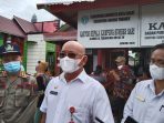 Kepala DPMK Kubar, Faustinus Syaidirahman (tengah) saat mengunjungi pelaksanaan pemilihan petinggi serentak beberapa waktu lalu.