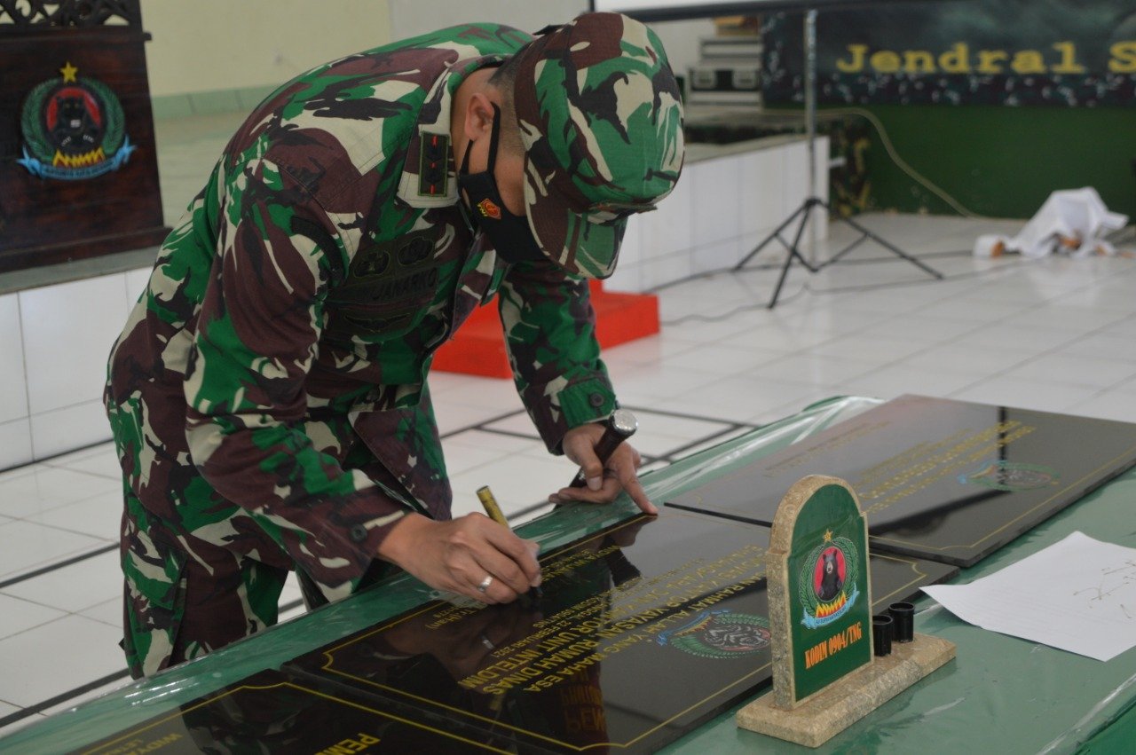 Dandim 0904/TNG Letkol Czi Widya Wijanarko didampingi Kasdim Mayor Czi Edi Purwanto lakukan Jam Komandan di jajaran Kodim 0904/TNG, yang berlangsung pada Senin, 15/03/2021 di Aula Panglima Sentik Makodim 0904/Tng.