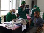 Pelaksanaan vaksinasi tahap kedua kepada pelayanan publik di Puskesmas Sekolaq Darat Kabupaten Kutai Barat. Foto : BorneoFlash.com/ Lilis Suryani.