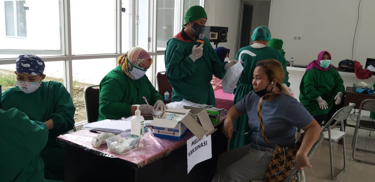 Pelaksanaan vaksinasi tahap kedua kepada pelayanan publik di Puskesmas Sekolaq Darat Kabupaten Kutai Barat. Foto : BorneoFlash.com/ Lilis Suryani.