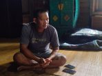 Petrus, Kepala Kampung Ombau Asa saat diwawancarai awak media di kediamannya.