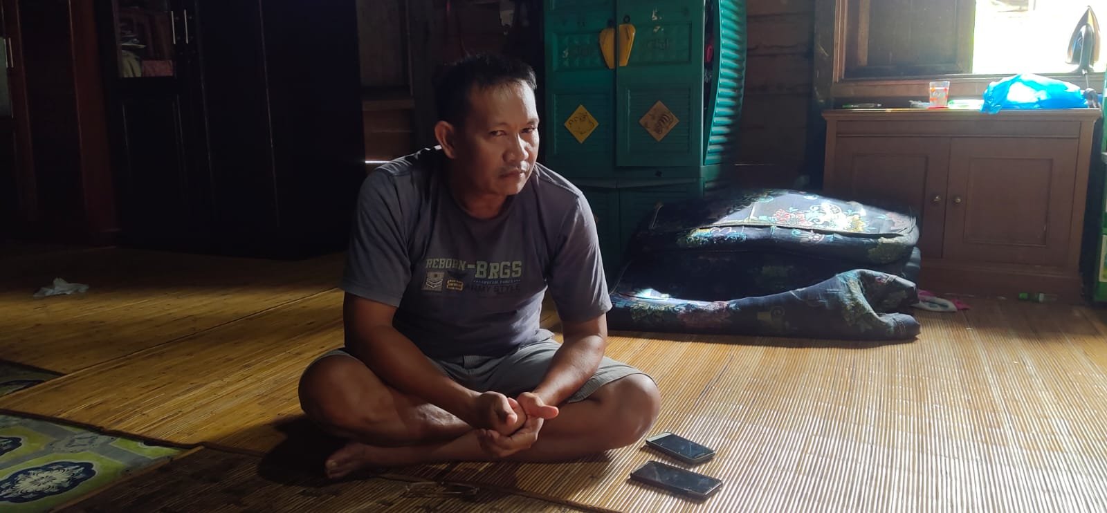 Petrus, Kepala Kampung Ombau Asa saat diwawancarai awak media di kediamannya.