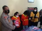 Dua Pelaku pengedar narkotika jenis sabu saat diamankan di Mapolsek Balikpapan Barat pada Selasa (23/3/2021) kemarin. Foto : BorneoFlash.com/Muhammad Eko.