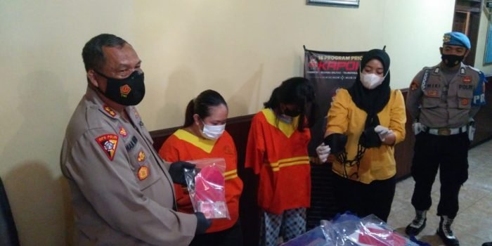 Dua Pelaku pengedar narkotika jenis sabu saat diamankan di Mapolsek Balikpapan Barat pada Selasa (23/3/2021) kemarin. Foto : BorneoFlash.com/Muhammad Eko.