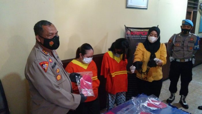 Dua Pelaku pengedar narkotika jenis sabu saat diamankan di Mapolsek Balikpapan Barat pada Selasa (23/3/2021) kemarin. Foto : BorneoFlash.com/Muhammad Eko.