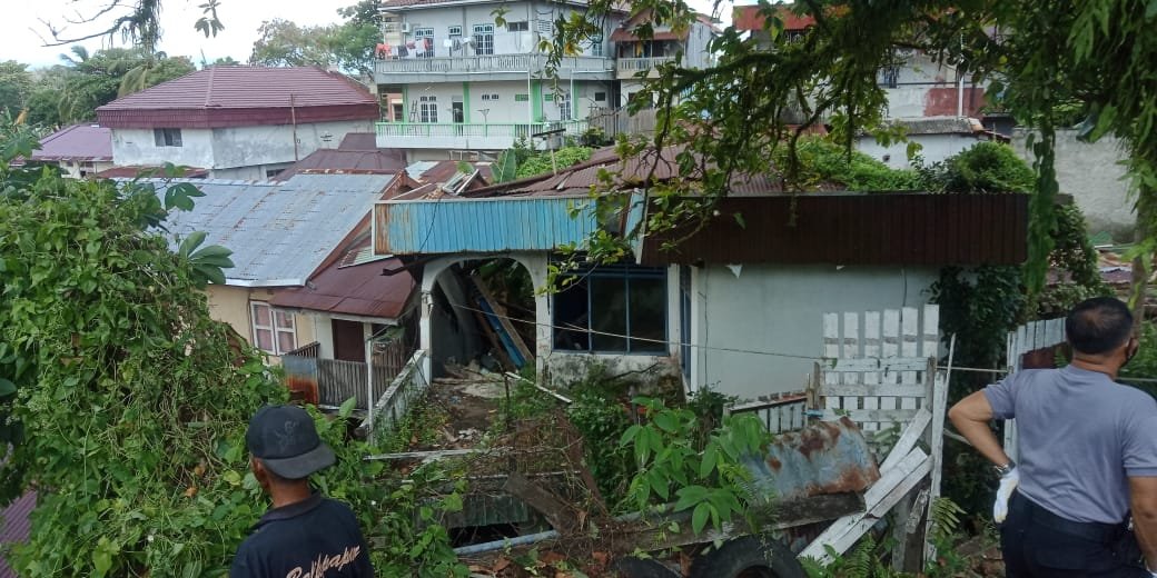 Pembongkaran dan evakuasi rumah roboh di Jalan Melati RT 25 Kelurahan Klandasan Ulu masih berlanjut hingga Rabu (24/3/2021).