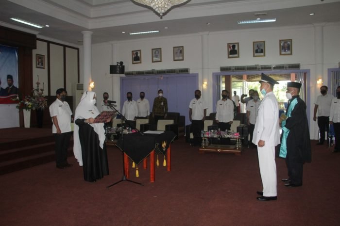 Pelantikan dan Pengambilan Sumpah Kades Antar Waktu Ardiansyah oleh Wakil Bupati Paser Hj. Syarifah Masitah Assegaf, yang berlangsung di Pendopo Kabupaten.Foto ; BorneoFlash.com/Fitriani.