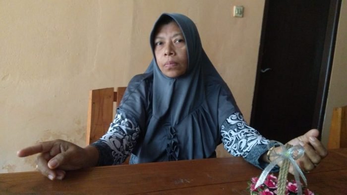 Ruslina (47) korban pencurian di kawasan Jalan Abdi Praja RT 25 Nomor 9 Kelurahan Sepinggan Baru. Foto : BorneoFlash.com/Muhammad Eko. Ruslina (47) korban pencurian di kawasan Jalan Abdi Praja RT 25 Nomor 9 Kelurahan Sepinggan Baru. Foto : BorneoFlash.com/Muhammad Eko.