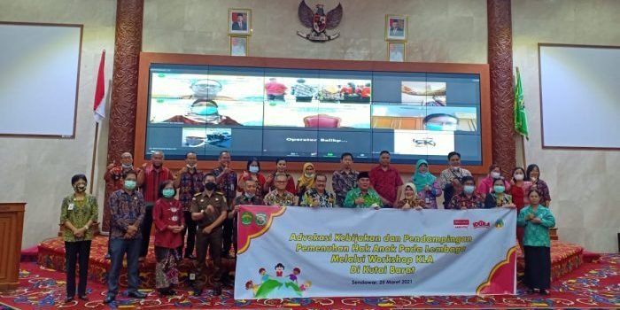 Foto bersama usai pelaksanaan kegiatan pelatihan Konvensi Hak Anak di ruang ATJ kompleks perkantoran Pemkab Kutai Barat.Foto : BorneoFlash.com/Lilis Suryani.