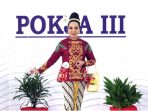 Penampilan peserta TP PKK Kutai Barat saat melakukan peragaan busana Takwo pada peringatan HKG PKK ke-49 Tingkat Provinsi Kalimantan Timur. Foto, HO /Diskominfo Kutai Barat. 