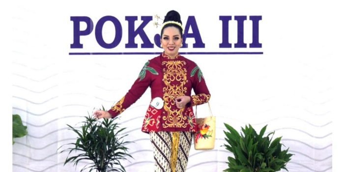 Penampilan peserta TP PKK Kutai Barat saat melakukan peragaan busana Takwo pada peringatan HKG PKK ke-49 Tingkat Provinsi Kalimantan Timur. Foto, HO /Diskominfo Kutai Barat. 