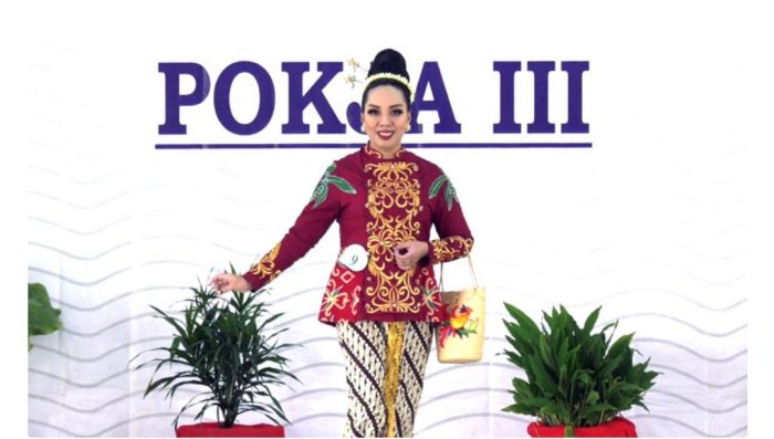 Penampilan peserta TP PKK Kutai Barat saat melakukan peragaan busana Takwo pada peringatan HKG PKK ke-49 Tingkat Provinsi Kalimantan Timur. Foto, HO /Diskominfo Kutai Barat. 