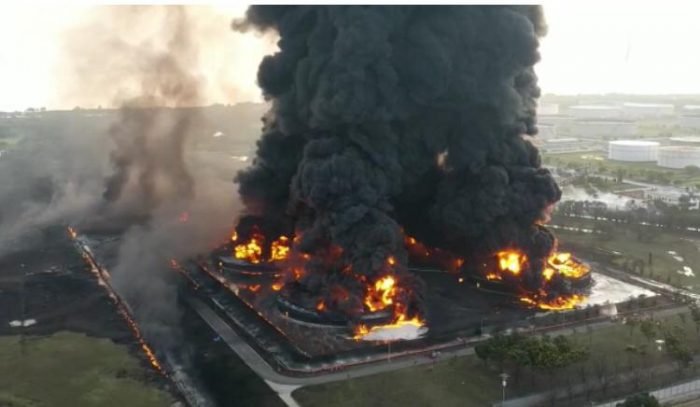 Insiden di Kilang Pertamina Balongan yang menyebabkan terjadinya kebakaran pada tangki T-301G, Senin (29/3/2021).Foto : HO.