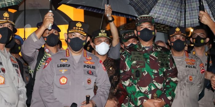 Kapolri dan Panglima TNI Jenguk Korban Bom Gereja Katedral Makassar Di RS Bhayangkara