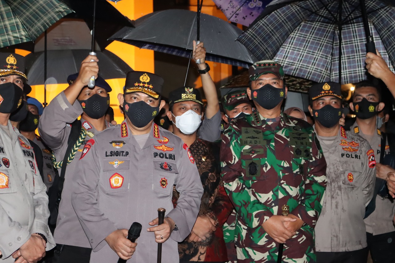 Kapolri dan Panglima TNI Jenguk Korban Bom Gereja Katedral Makassar Di RS Bhayangkara