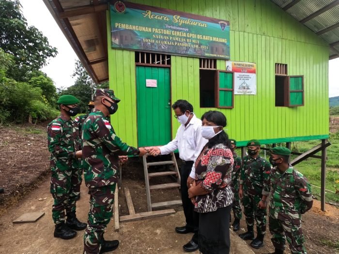 Satgas Pamtas Yonif 614/Raja Panditha bahu-membahu membangun rumah ibadah di Desa Batu Majang, Kecamatan Long Bangun, Kabupaten Mahakam Ulu. Foto : HO.