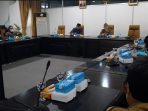 Ketua Komisi II DPRD Paser Ikhwan Antasari didampingi Muhammad Iskandar Zulkarnain, bagian Fasilitasi Penganggaran dan Pengawasan Sekretariat DPRD Kabupaten Paser, saat Rapat Dengar Pendapat bersama OPD Pemkab Paser terkait persiapan rencana pembukaan Sekolah dengan mekanisme tatap muka, yang berlangsung di Ruang Rapat Bapekat.